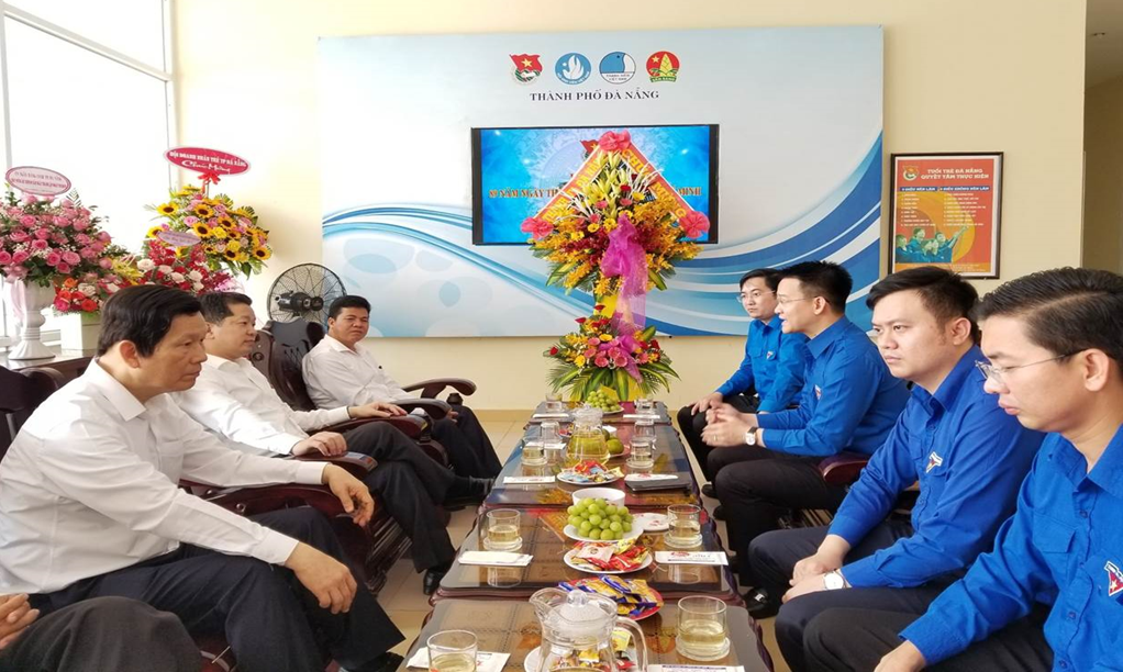 Đồng chí: Nguyễn Văn Quảng – phó Bí thư Thường trực Thành ủy Đà Nẵng thăm hỏi, tặng hoa và chúc mừng sinh nhật Đoàn