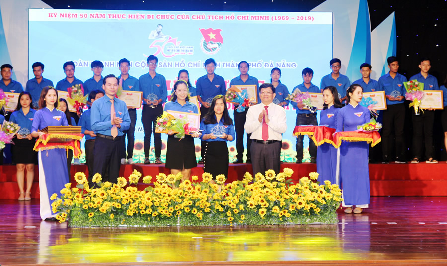Tuổi trẻ Đà Nẵng học tập và làm theo lời Bác Tuổi trẻ Đà Nẵng học tập và làm theo lời Bác
