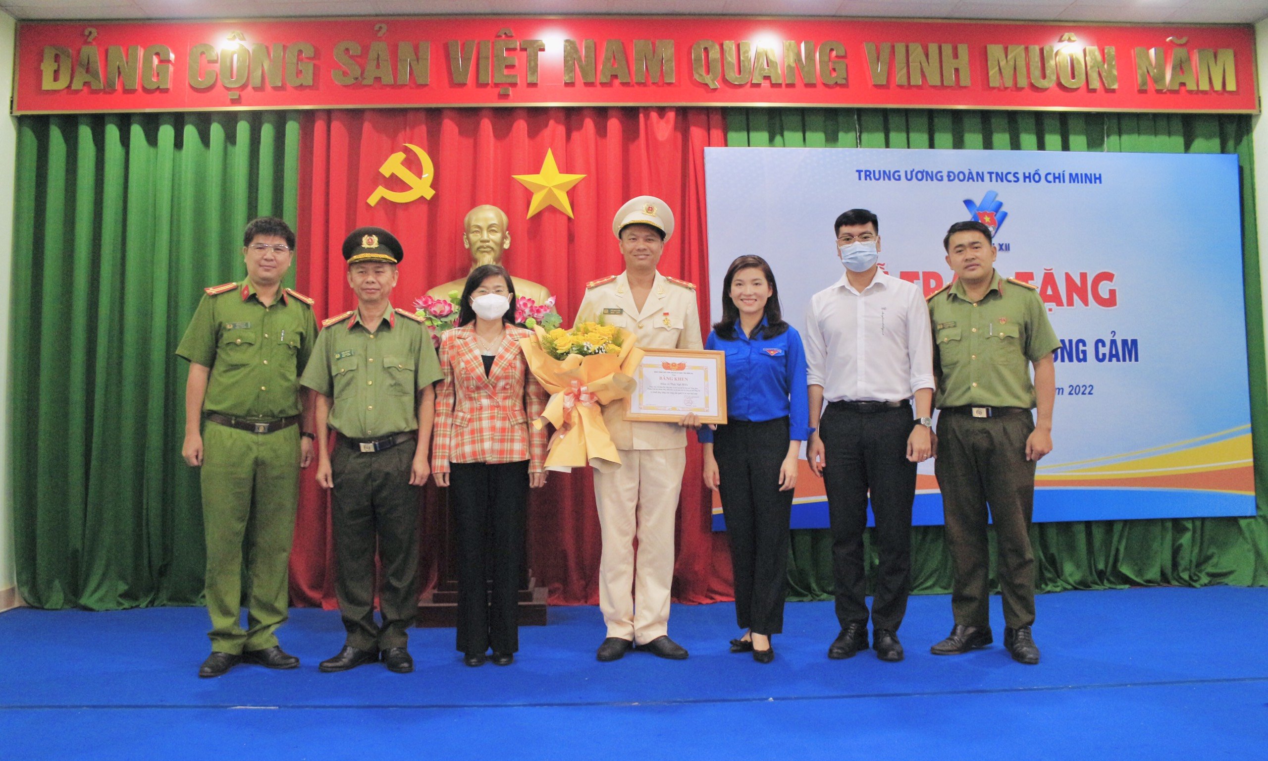 Trao tặng Huy hiệu Tuổi trẻ dũng cảm cho đồng chí Thái Ngô Hiếu