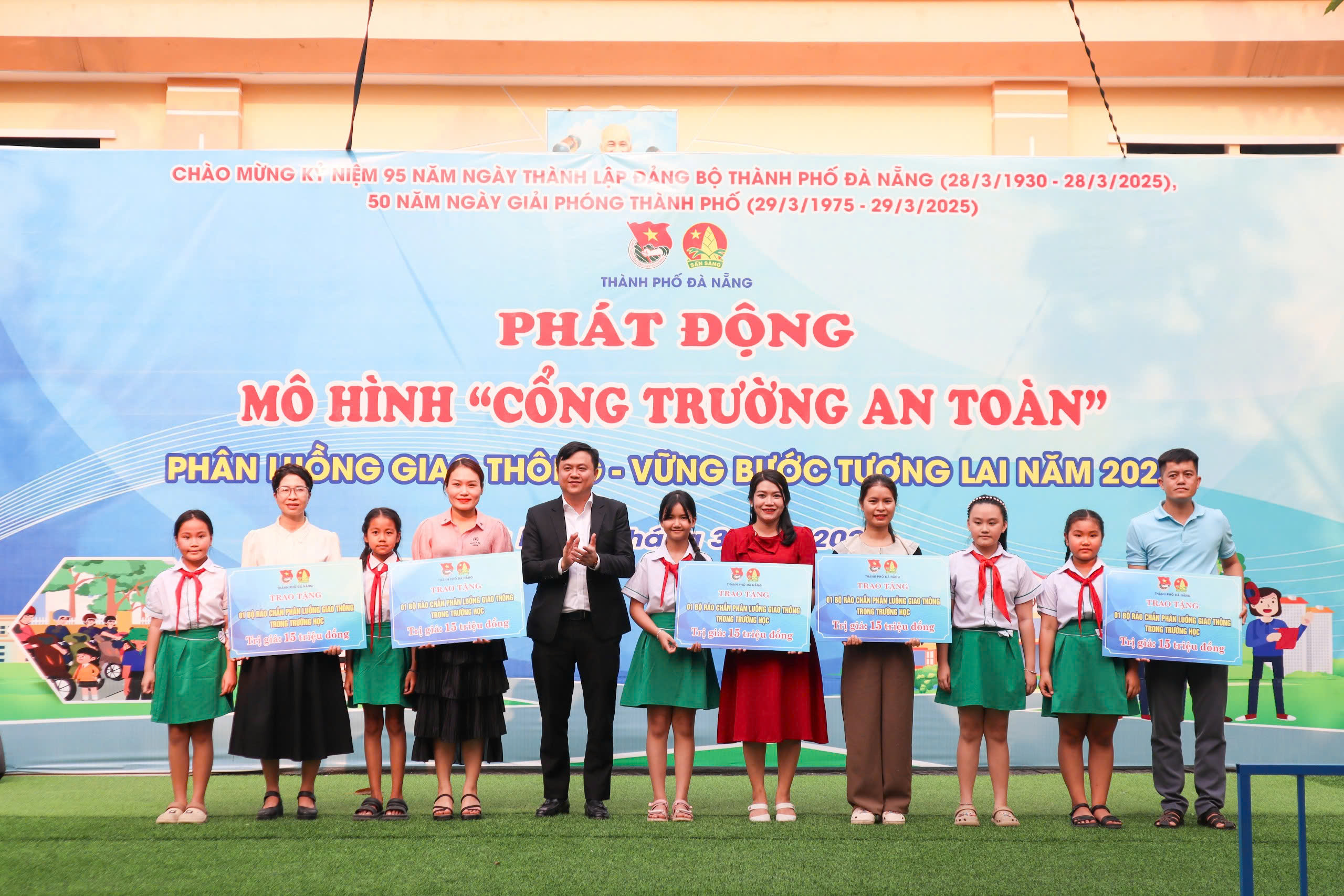MÔ HÌNH “CỔNG TRƯỜNG AN TOÀN – PHÂN LUỒNG GIAO THÔNG, VỮNG BƯỚC TƯƠNG LAI NĂM 2025″ GIẢI PHÁP DÂN VẬN KHÉO TRONG ĐẢM BẢO TRẬT TỰ GIAO THÔNG HỌC ĐƯỜNG TẠI ĐÀ NẴNG