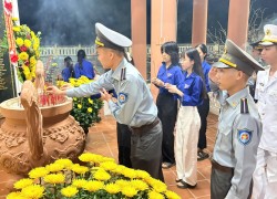 Đoàn xã Núi Thành tổ chức dâng hương, thắp nến tri ân