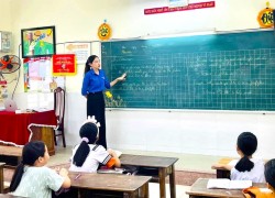 Nguyễn Hoàng Khánh Đoan dạy tiếng Anh miễn phí cho học sinh khó khăn phường Hòa Thọ Tây (quận Cẩm Lệ cũ). Ảnh: NGỌC QUỐC