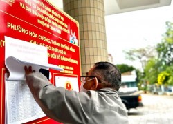 Người dân phường Hòa Cường tìm hiểu thông tin các ứng viên tham gia ứng cử đại biểu Quốc hội khóa XVI và đại biểu HĐND các cấp nhiệm kỳ 2026 - 2031. Ảnh: H.T