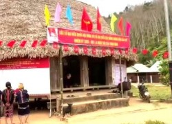 Các khu vực bỏ phiếu trên địa bàn xã Avương đã được trang trí treo cờ Tổ quốc, băng rôn, khẩu hiệu, pa-nô tuyên truyền phục vụ bầu cử bảo đảm trang trọng, khoa học, dễ quan sát. Ảnh: HIỀN THÚY