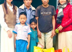 Cô Trần Thị Mỹ Trinh (bên trái, ngoài cùng) thăm và tặng quà gia đình học sinh đỡ đầu Nguyễn Văn Sáng (7 tuổi, người Ca Dong, thôn 5). Ảnh: BÌNH MINH.