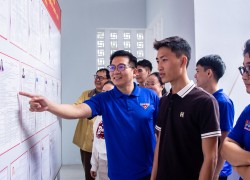 Đoàn viên, thanh niên phường Ngũ Hành Sơn hướng dẫn cử tri tìm hiểu thông tin người ứng cử. Ảnh: LÂM NGÂN