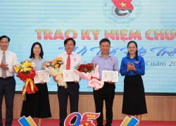 Trao kỷ niệm chương “Vì thế hệ trẻ” của Trung ương Đoàn Thanh niên Cộng sản Hồ Chí Minh cho 3 cá nhân của phường An Khê. Ảnh: ĐẮC MẠNH