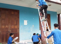 Tuổi trẻ Bến Giằng lắp đặt đèn năng lượng mặt trời, hỗ trợ chuẩn bị các điểm bầu cử