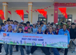 Tuổi trẻ phường Hương Trà ra quân Chủ nhật xanh bóc xóa quảng cáo trái phép