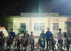 Tam Anh: Trao tặng xe đạp cho học sinh khó khăn trong chương trình “Xe đạp đến trường”