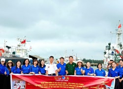 Đoàn phường Bàn Thạc tổ chức hành trình về “địa chỉ đỏ” gắn với giáo dục biển, đảo quê hương