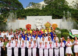 Dâng hoa tưởng nhớ công lao to lớn của Chủ tịch Hồ Chí Minh nhân kỷ niệm 136 năm Ngày sinh của Người