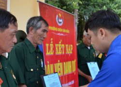 Đoàn phường Điện Bàn Bắc tổ chức lễ kết nạp đoàn viên danh dự tại khu di tích Hòn Tàu