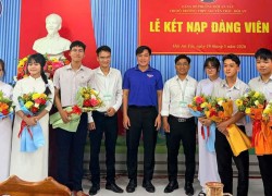 20 đảng viên mới tuổi 18 phường Hội An Tây – Tự hào tuổi trẻ tiếp bước dưới cờ Đảng