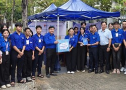 Lãnh đạo Thành đoàn và Ban Thư ký Hội Sinh viên thành phố động viên, tặng quà cho các đội hình “Tiếp sức mùa thi”. Ảnh: THU HƯƠNG