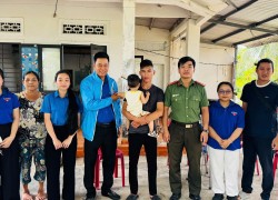 Tam Anh: Trao yêu thương đến em Mỹ Duyên có hoàn cảnh khó khăn