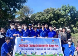 Tuổi trẻ phường Điện Bàn Đông ra quân cải tạo, tu sửa khu vui chơi dân sinh