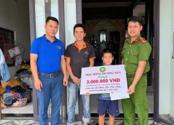 Đoàn xã Vu Gia trao học bổng hỗ trợ thiếu nhi có hoàn cảnh khó khăn