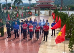 Xã Khâm Đức tổ chức chương trình “Hoa dâng mộ liệt sĩ”