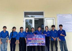 Đoàn Thanh niên phường Quảng Phú hỗ trợ người dân thực hiện dịch vụ công trực tuyến