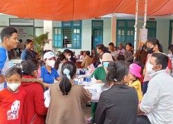 Tuổi trẻ xã La Êê hỗ trợ chương trình khám sức khỏe định kỳ, khám sàng lọc cho Nhân dân