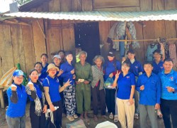 Trà Vân: Thăm hỏi, tặng quà người có công, gia đình chính sách nhân kỷ niệm 79 năm Ngày Thương binh - Liệt sĩ