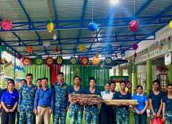 Tuổi trẻ Đắc Pring thăm hỏi, động viên các lực lượng tham gia xây dựng Trường Phổ thông nội trú Tiểu học và Trung học cơ sở Đắc Pring