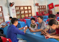 Tuổi trẻ Hương Trà hỗ trợ người dân cài đặt, kích hoạt tài khoản định danh điện tử VNeID