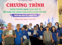 Đoàn xã Thăng Phú ra quân hỗ trợ thanh toán không dùng tiền mặt