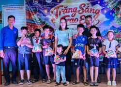 Đoàn xã Thạnh Bình tổ chức chương trình Trung thu “Trăng sáng trao em” tại thôn Tiên An