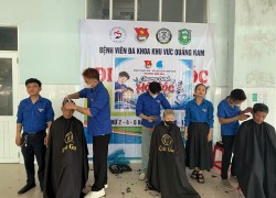 Hội LHTN Việt Nam phường Điện Bàn tổ chức hớt tóc miễn phí, tặng quà cho người dân có hoàn cảnh khó khăn