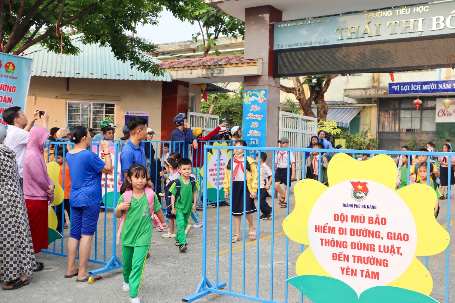 MÔ HÌNH CỔNG TRƯỜNG AN TOÀN – PHÂN LUỒNG GIAO THÔNG, VỮNG BƯỚC TƯƠNG LAI NĂM 2025