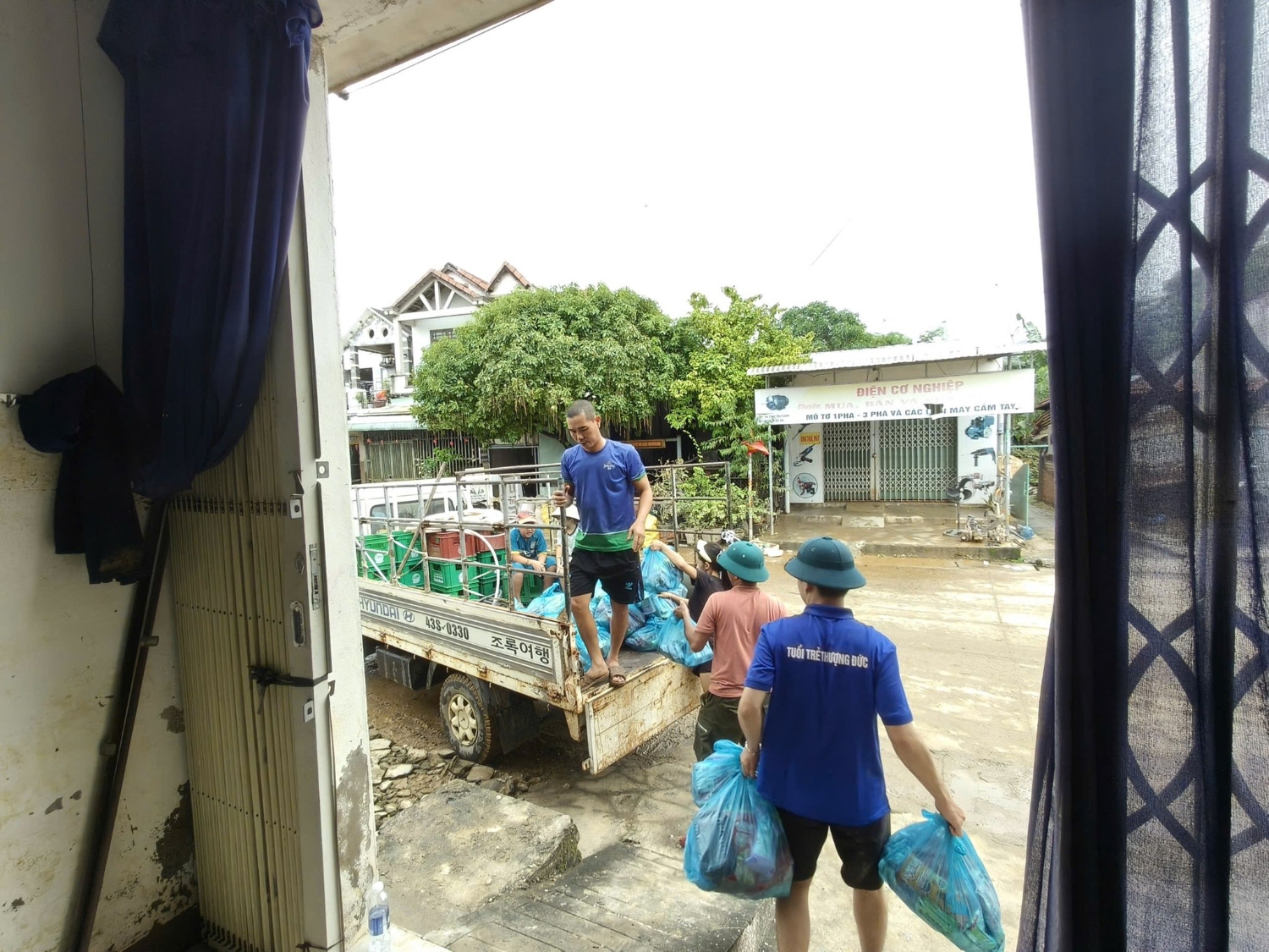 SẺ CHIA YÊU THƯƠNG - CHUNG TAY CÙNG NGƯỜI DÂN VƯỢT QUA BÃO LŨ