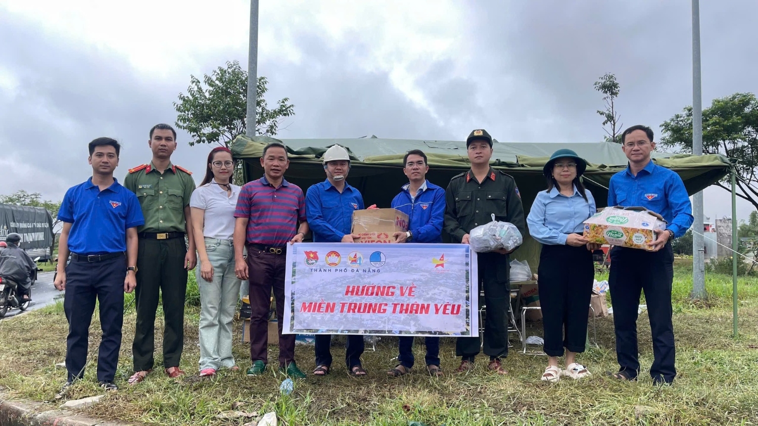 Thành đoàn Đà Nẵng chung tay hỗ trợ người dân vùng ngập nặng