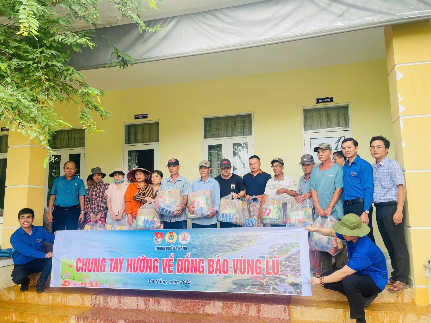 Sẻ chia khó khăn với bà con nhân dân sau bão lũ