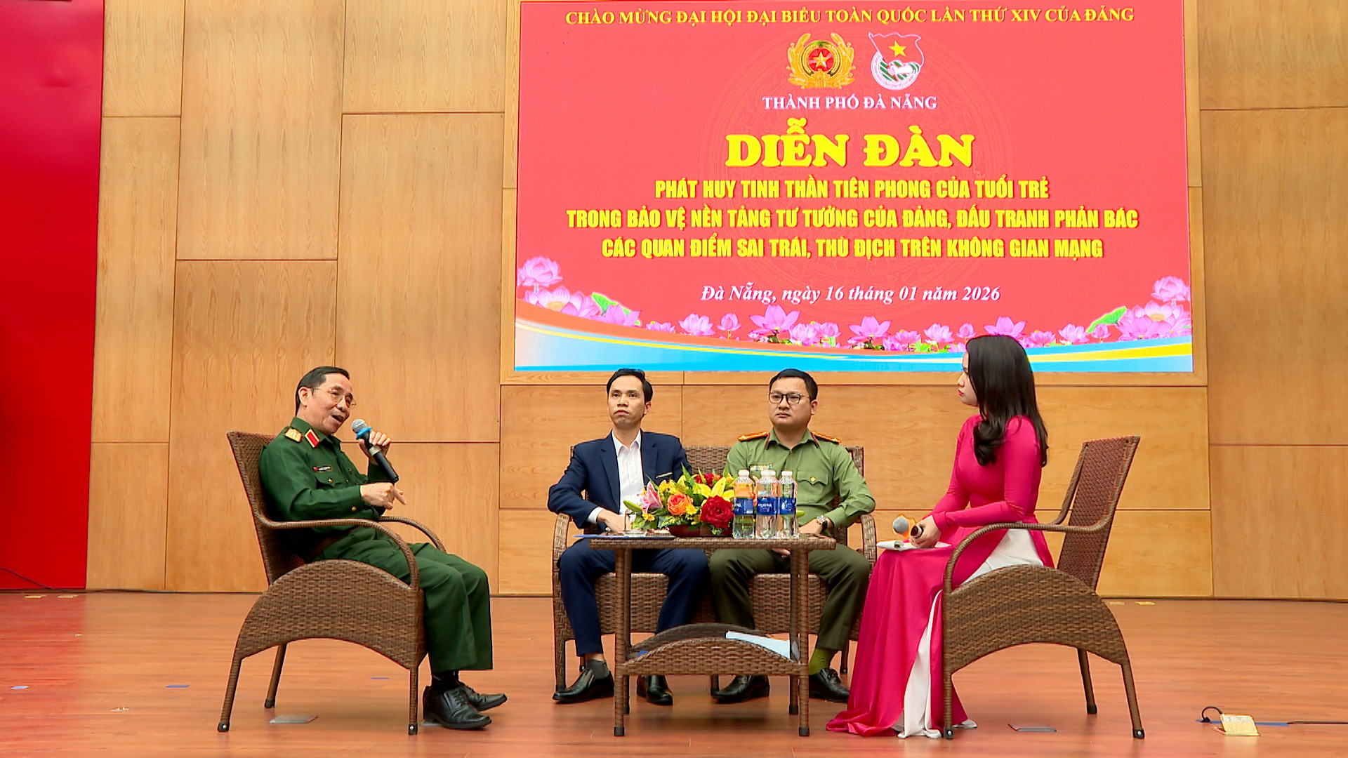 Các diễn giả trao đổi tại diễn đàn. Ảnh: VŨ QUÂN