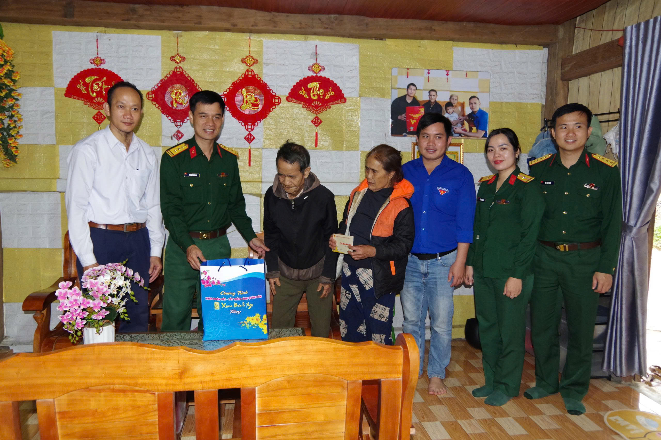 Bộ CHQS thành phố Đà Nẵng tổ chức chương trình “Xuân đoàn kết – Tết thắm tình quân dân”