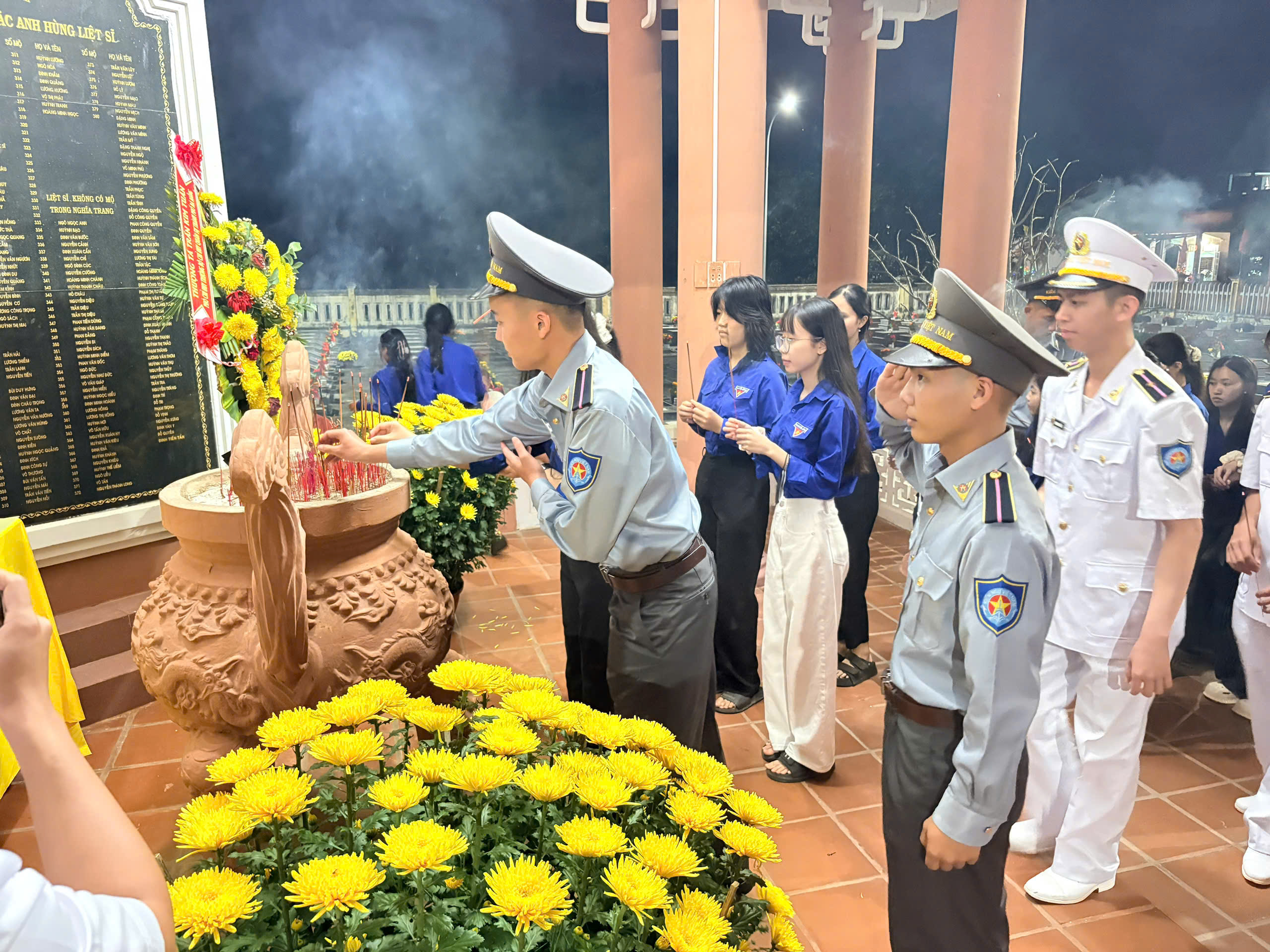 Đoàn xã Núi Thành tổ chức dâng hương, thắp nến tri ân