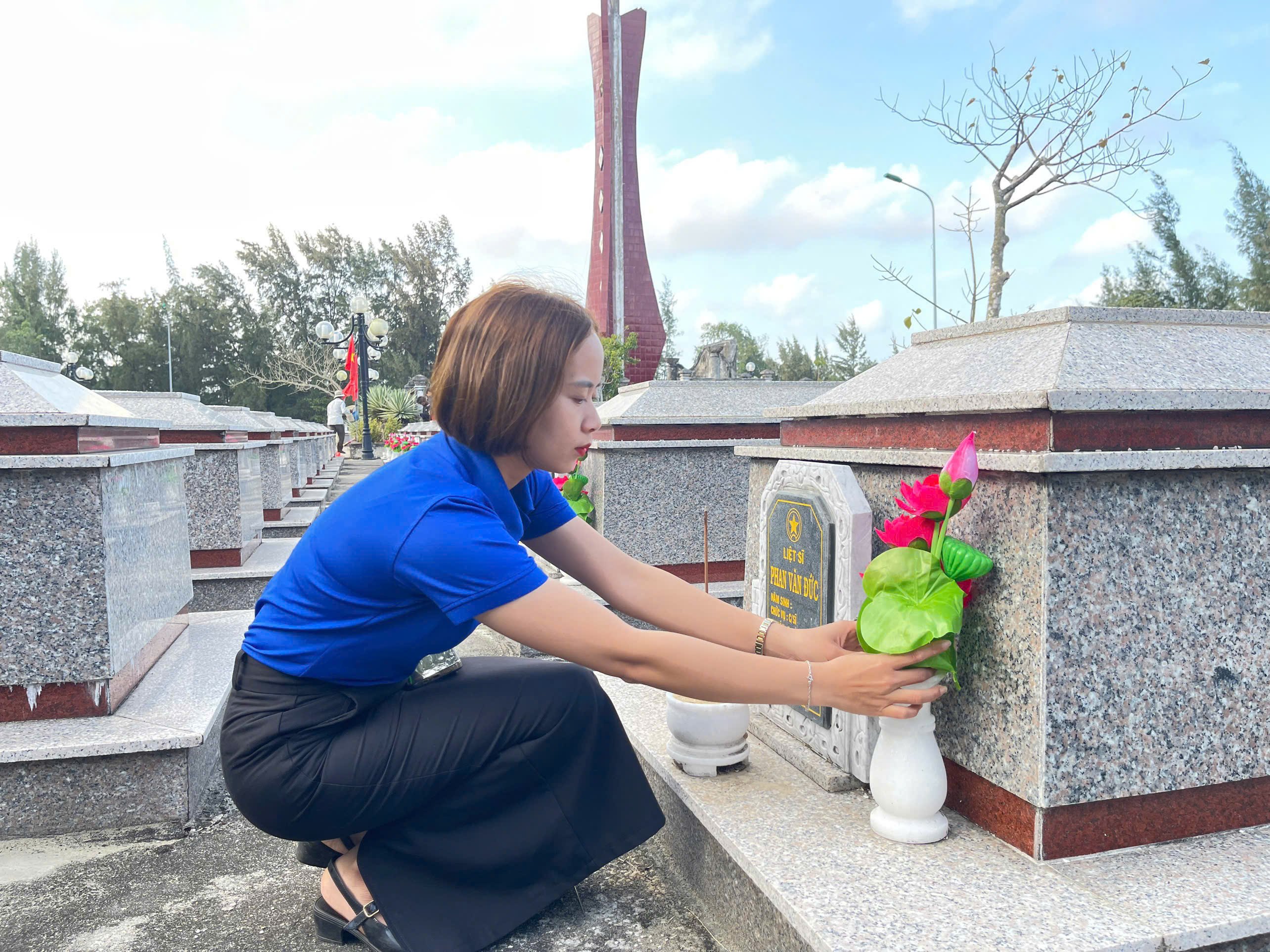 Đoàn xã Thăng An ra quân dọn vệ sinh nghĩa trang liệt sĩ nhân dịp Tết Nguyên đán 2026