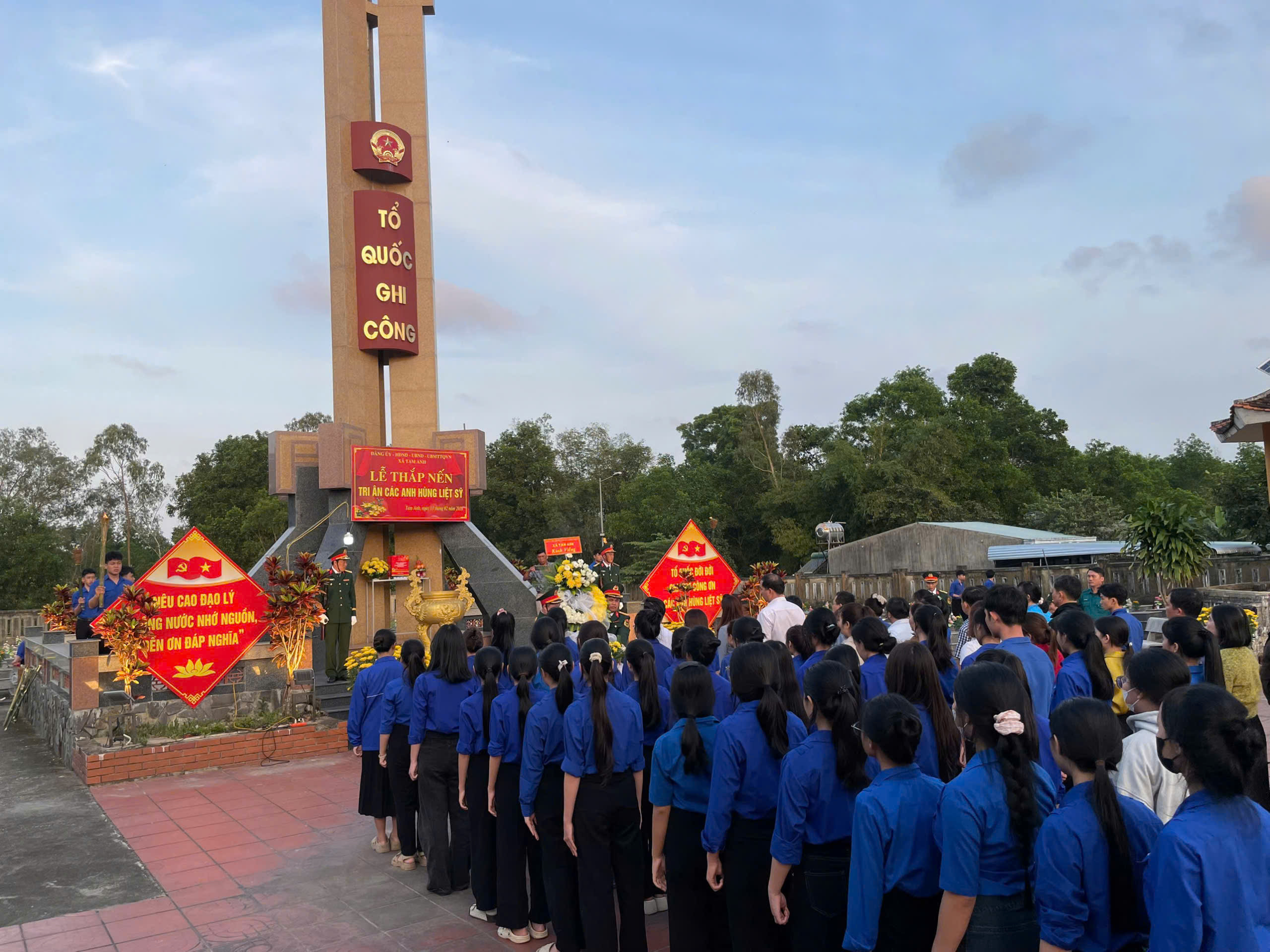 Đoàn xã Tam Anh tổ chức Lễ thắp nến tri ân các anh hùng liệt sĩ