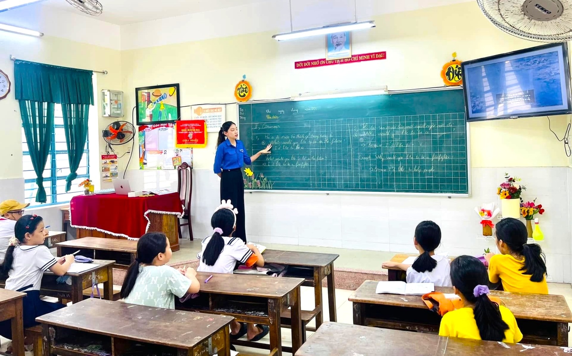 Nguyễn Hoàng Khánh Đoan dạy tiếng Anh miễn phí cho học sinh khó khăn phường Hòa Thọ Tây (quận Cẩm Lệ cũ). Ảnh: NGỌC QUỐC