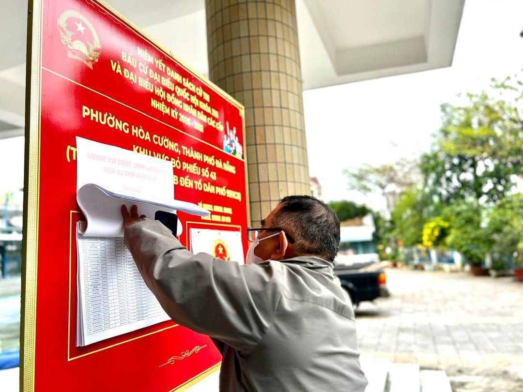 Người dân phường Hòa Cường tìm hiểu thông tin các ứng viên tham gia ứng cử đại biểu Quốc hội khóa XVI và đại biểu HĐND các cấp nhiệm kỳ 2026 - 2031. Ảnh: H.T