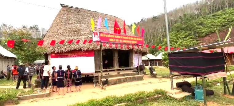 Các khu vực bỏ phiếu trên địa bàn xã Avương đã được trang trí treo cờ Tổ quốc, băng rôn, khẩu hiệu, pa-nô tuyên truyền phục vụ bầu cử bảo đảm trang trọng, khoa học, dễ quan sát. Ảnh: HIỀN THÚY