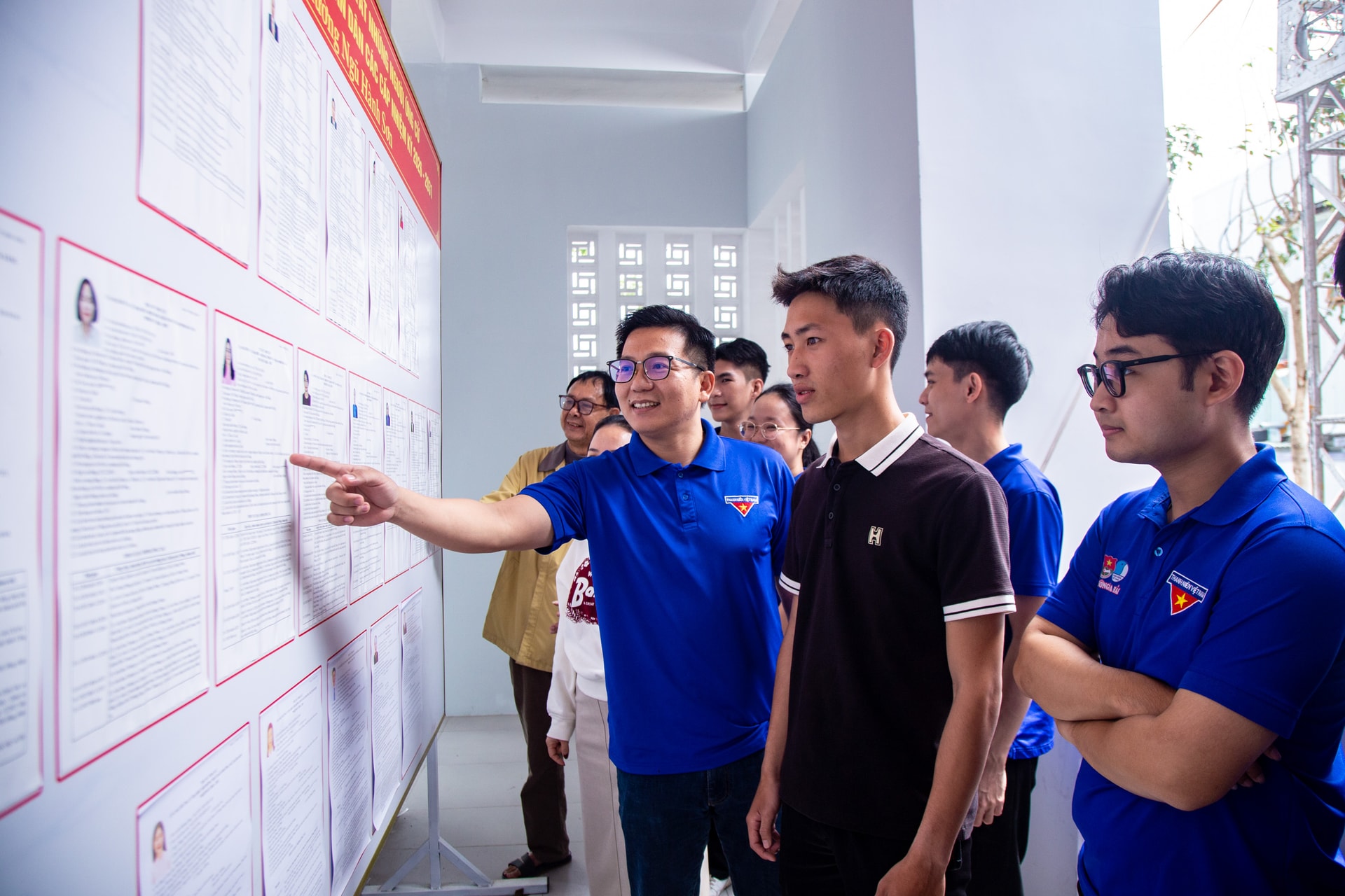 Đoàn viên, thanh niên phường Ngũ Hành Sơn hướng dẫn cử tri tìm hiểu thông tin người ứng cử. Ảnh: LÂM NGÂN