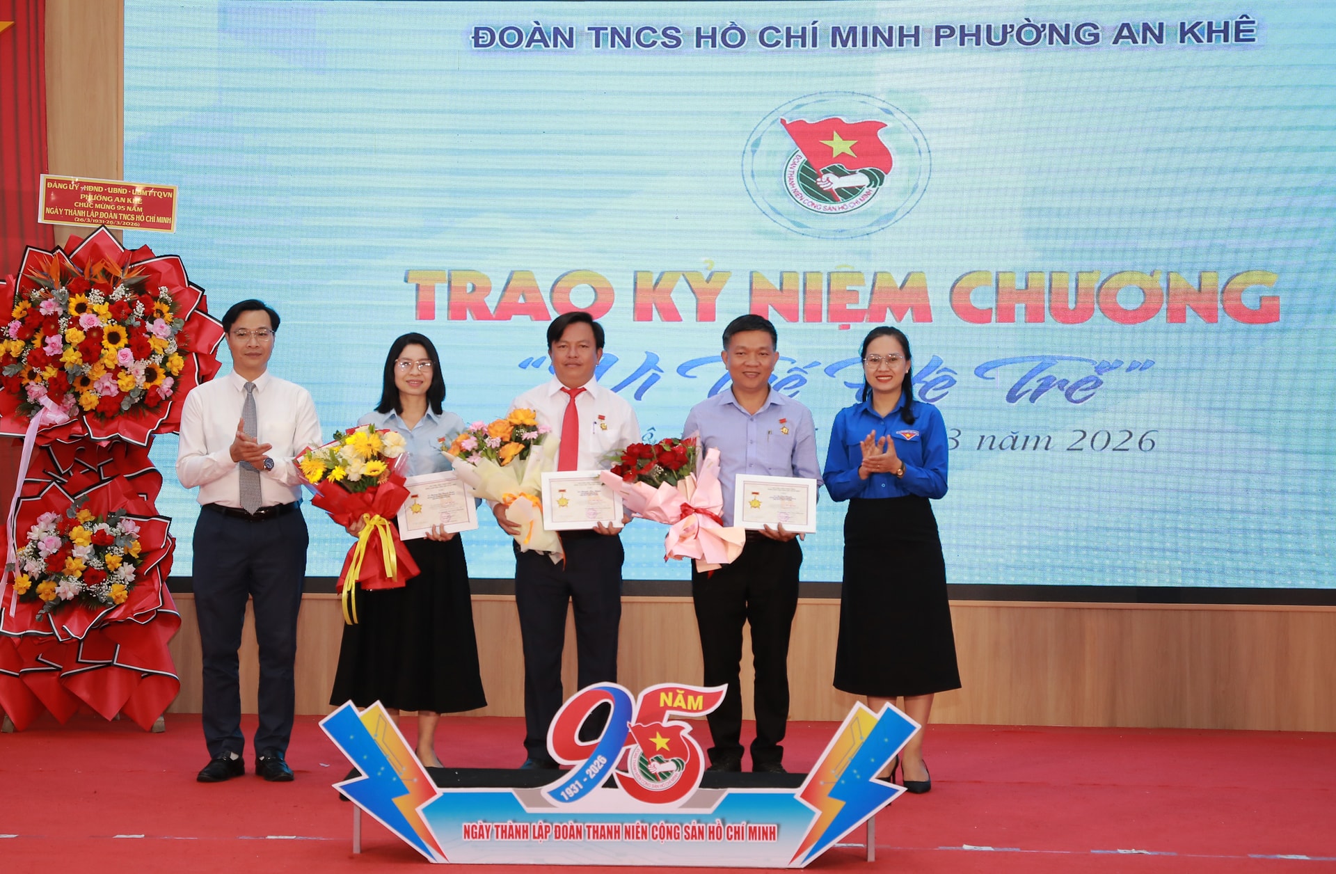 Trao kỷ niệm chương “Vì thế hệ trẻ” của Trung ương Đoàn Thanh niên Cộng sản Hồ Chí Minh cho 3 cá nhân của phường An Khê. Ảnh: ĐẮC MẠNH