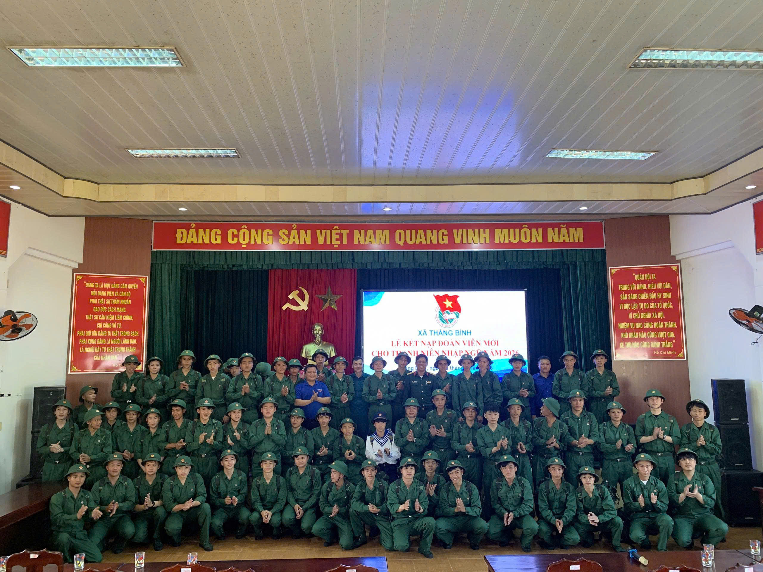 Tuổi trẻ xã Thăng Bình kết nạp đoàn viên cho thanh niên nhập ngũ năm 2026