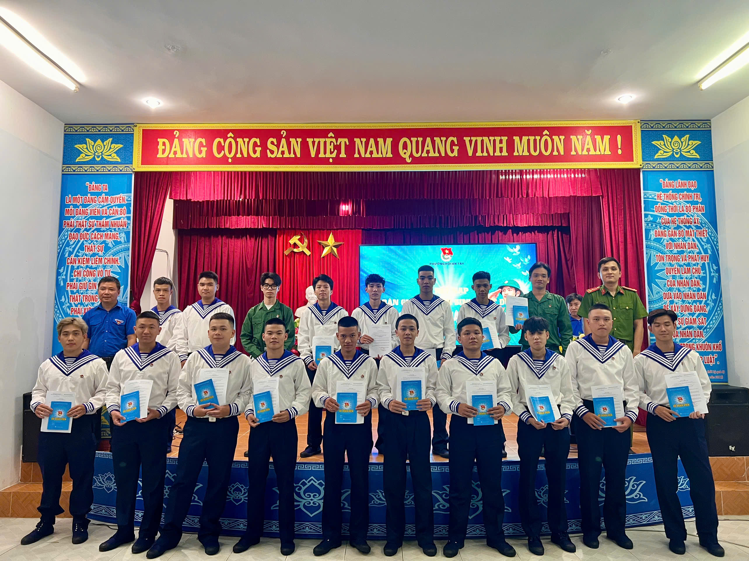 Phường Hội An Tây tổ chức ngày hội tòng quân tiễn 71 thanh niên lên đường nhập ngũ