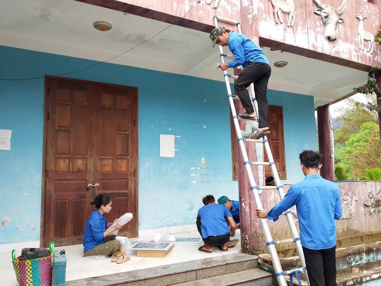 Tuổi trẻ Bến Giằng lắp đặt đèn năng lượng mặt trời, hỗ trợ chuẩn bị các điểm bầu cử