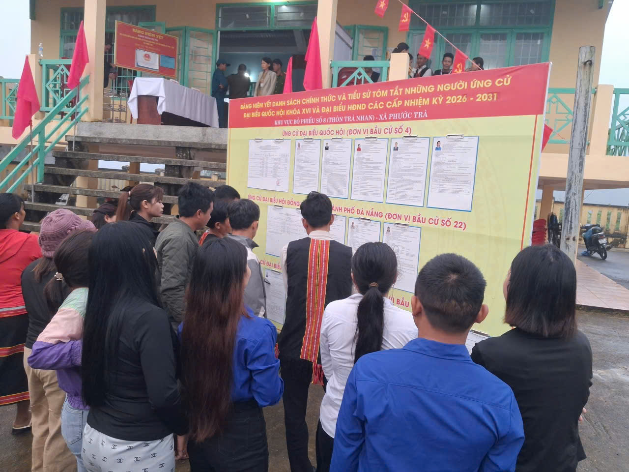 Tuổi trẻ Phước Trà hỗ trợ cử tri theo dõi danh sách và tiểu sử tóm tắt của các ứng cử viên được niêm yết tại khu vực bầu cử.