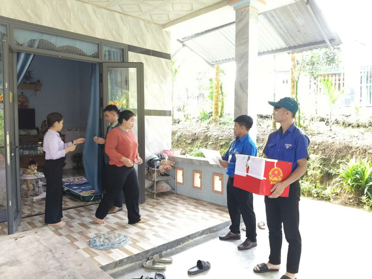 Tuổi trẻ Trà Tân hỗ trợ mang thùng phiếu phụ đến tận nhà để cử tri thực hiện quyền bầu cử đại biểu Quốc hội khóa XVI và đại biểu HĐND các cấp nhiệm kỳ 2026 – 2031.